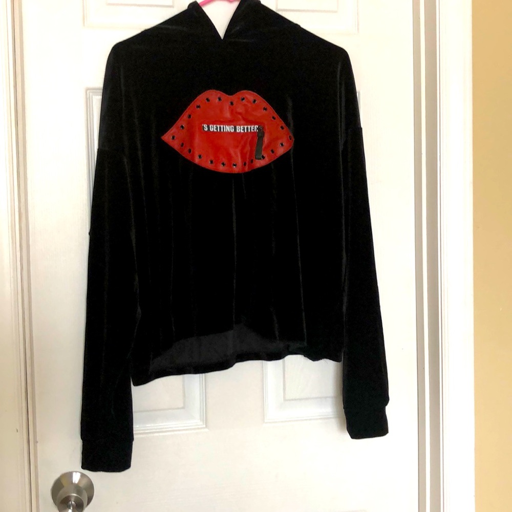 Black semi-cropped pull-over sweater/jacket.